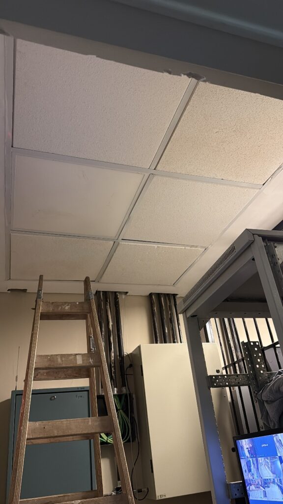 colocacion de cielo raso y acondicionamiento del cableado, construccion en seco. Después