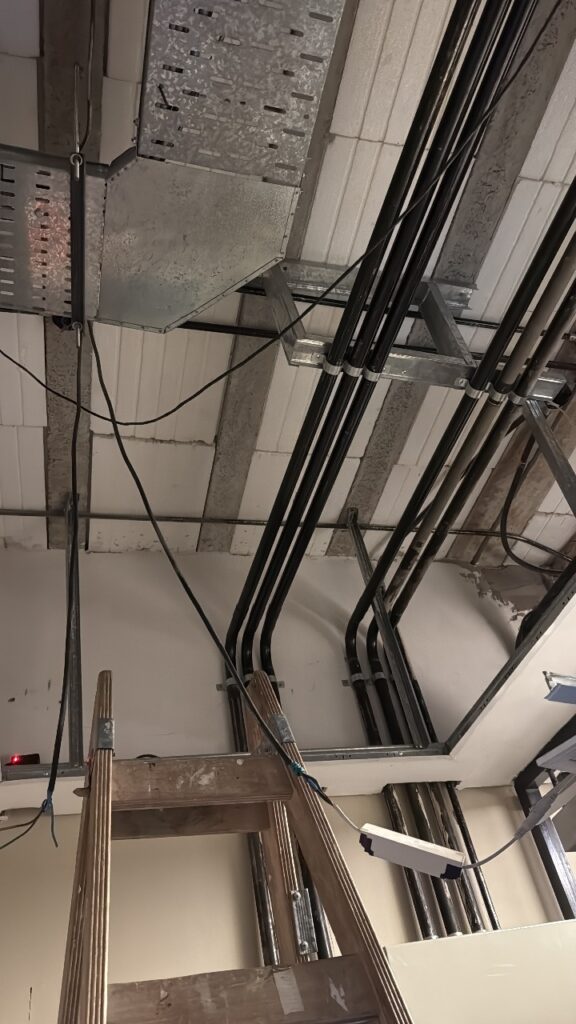 colocacion de cielo raso y acondicionamiento del cableado, construccion en seco. Antes