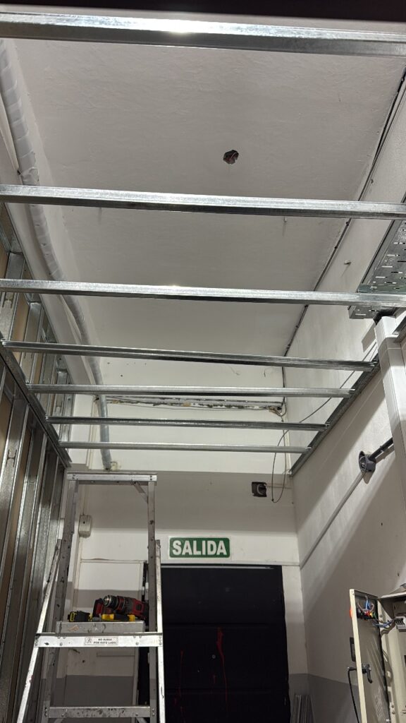 cerramiento y colocacion de cielo raso en fabrica, construccion en seco