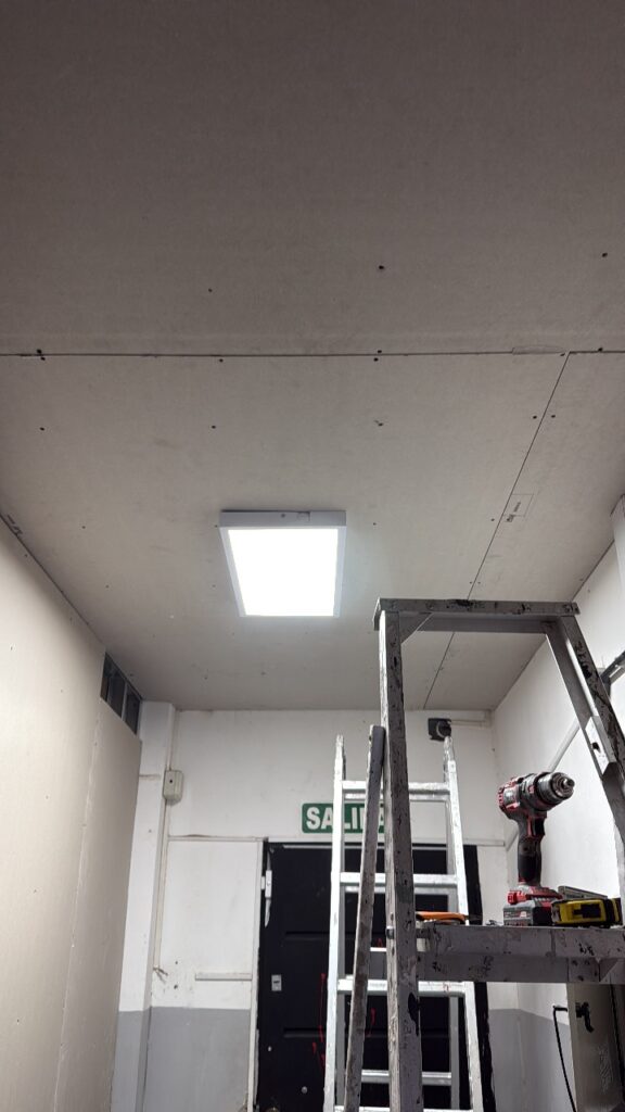 colocacion de cielo raso y luminarias en fabrica, construccion en seco