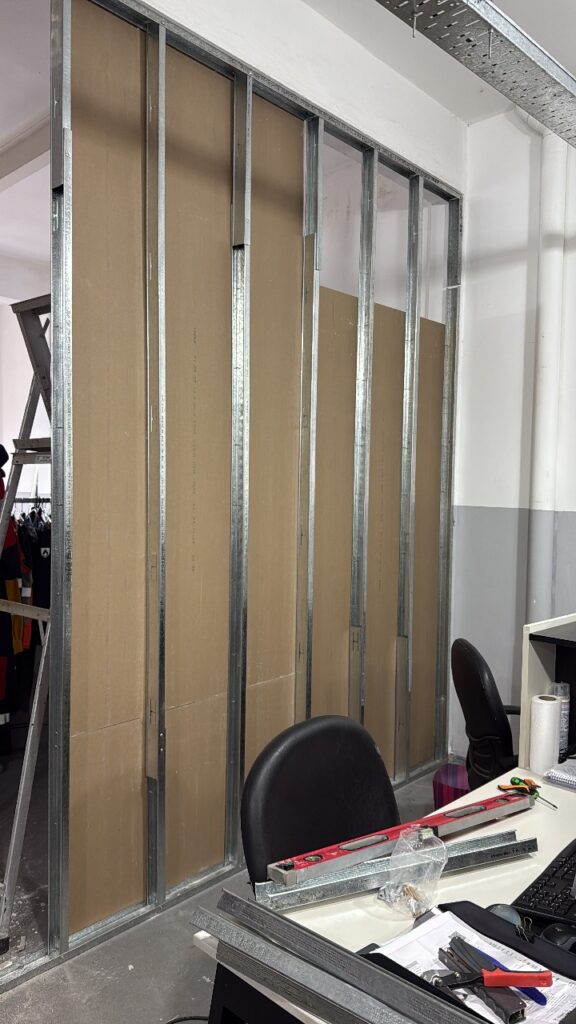 Armazon cerramiento interior en fabrica. construccion en seco.