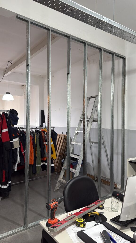 Armazon cerramiento interior en fabrica. construccion en seco.