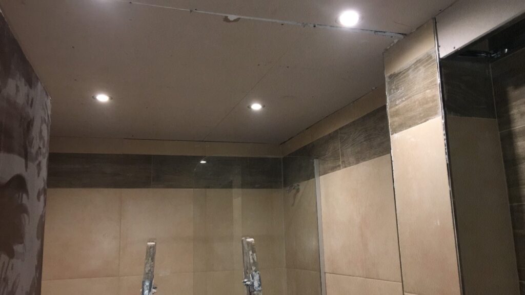 colocacion de cielo raso y luminarias en baño, construccion en seco