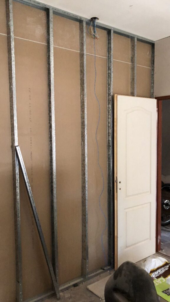 armazon para cerramiento de habitacion en interior, con colocacion de puerta, construccion en seco cerramiento interior, con colocacion de puerta