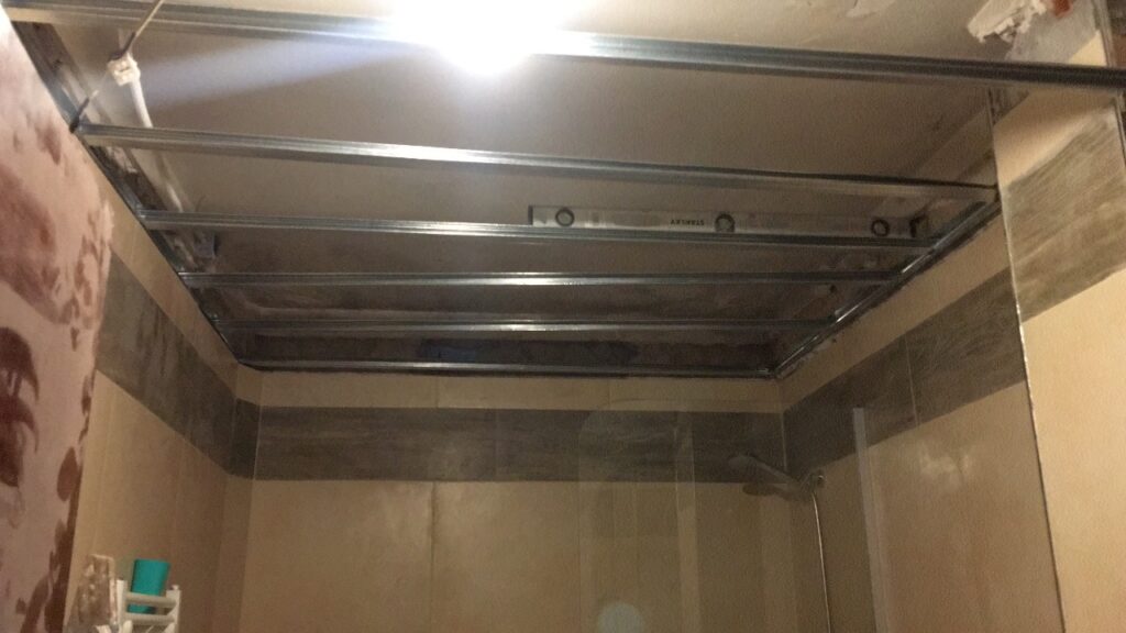 armazon para colocacion de cielo raso en baño, construccion en seco.