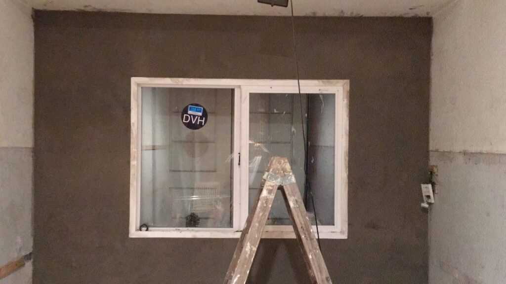construccion de pared y colocacion de ventana para cerramiento